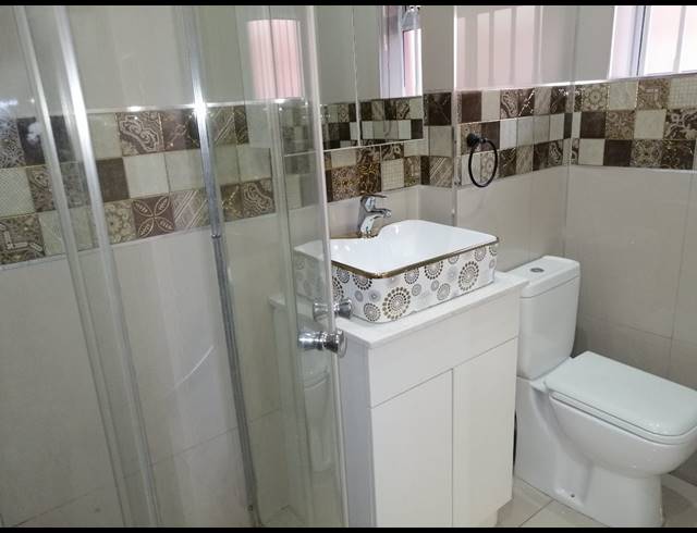 0.5 BEDROOM FLAT TO LET IN ESSENWOOD